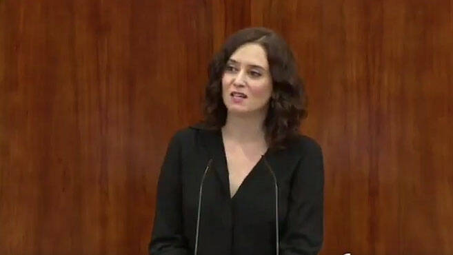 Isabel Díaz Ayuso de luto durante su intervención.