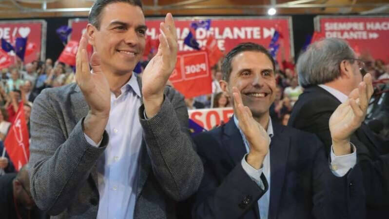 Javier Rodríguez Palacios, junto a Pedro Sánchez en un acto electoral