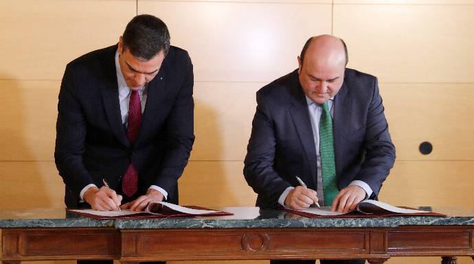 Sánchez y Ortuzar firmando el acuerdo de investidura.