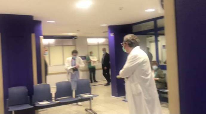 Momento en que el lendakari es abucheado con gritos de "fuera, fuera" en el Hospital de Cruces.