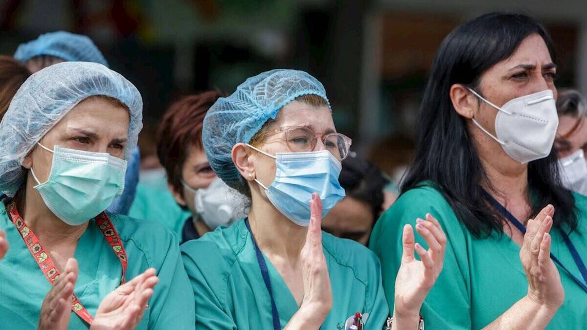 Enfermeras aplaudiendo a las puertas de un hospital