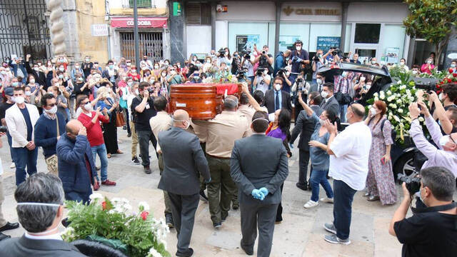 Polémica por el entierro tumultuoso de Anguita frente a otros miles sin nadie