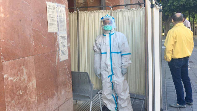 Pruebas de PCR se están realizando en calle, en la puerta del consultorio de la calle Chile de Valencia.