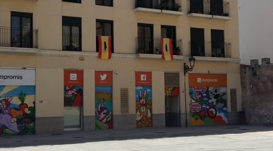 La sede de Compromís ´luce´dos banderas españolas