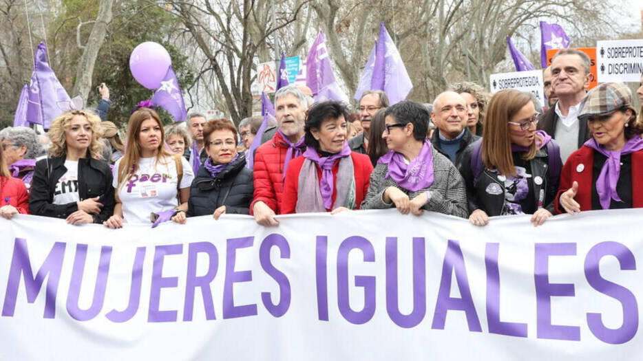 Arriba a la derecha el delegado del Gobierno en Madrid en la manifestación que no desautorizó.