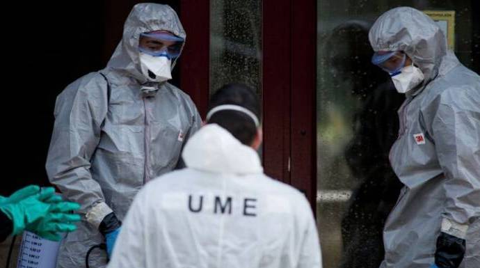 Militares de la UME, desinfectando una residencia del coronavirus.