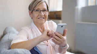 Bankia y SECOT lanzan un programa para enseñar a los mayores a usar el móvil