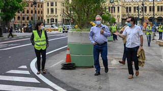 Peatonalizar la plaza del Ayuntamiento de Valencia: con maceteros outlet pero sin precio de ganga