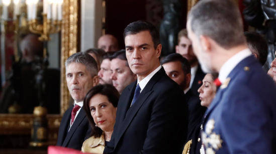 Pedro Sánchez mira al Rey, durante la Pascua Militar