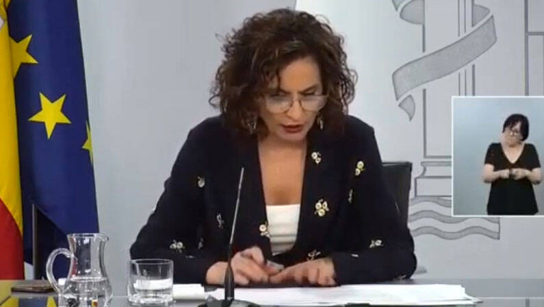La ministra portavoz leyendo de carrerilla el currículum del amigo de Sánchez.