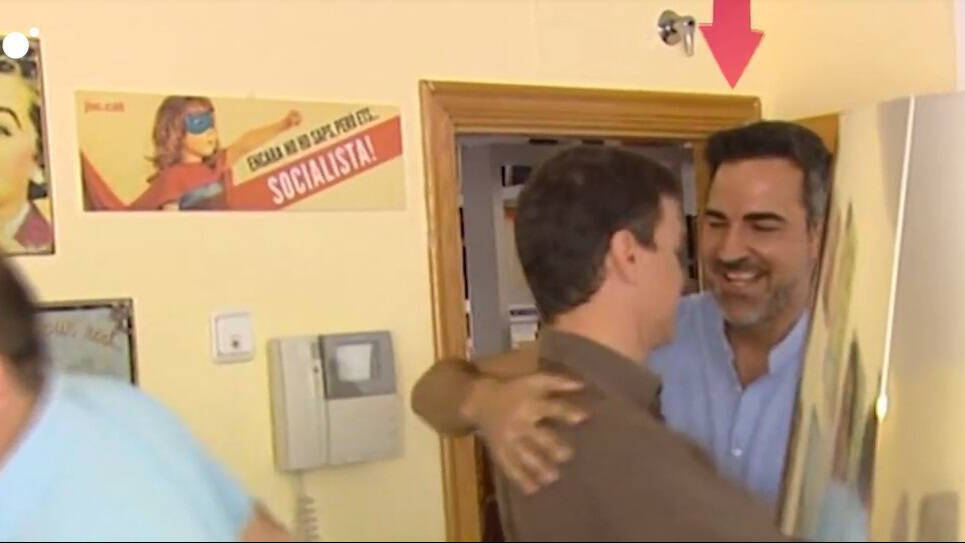 Pedro Sánchez, abrazándose con su amigo Iñaqui Carnicero.