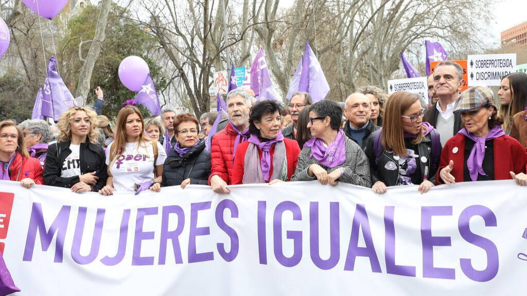 El delegado del Gobierno en Madrid (arriba a la derecha) en la manifestación del 8-M.