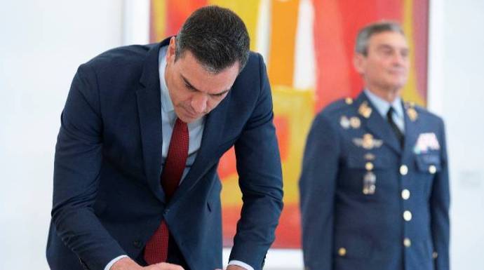 Sánchez, este jueves, firmando la Directiva de Defensa Nacional. A su lado, el jefe del Ejército.