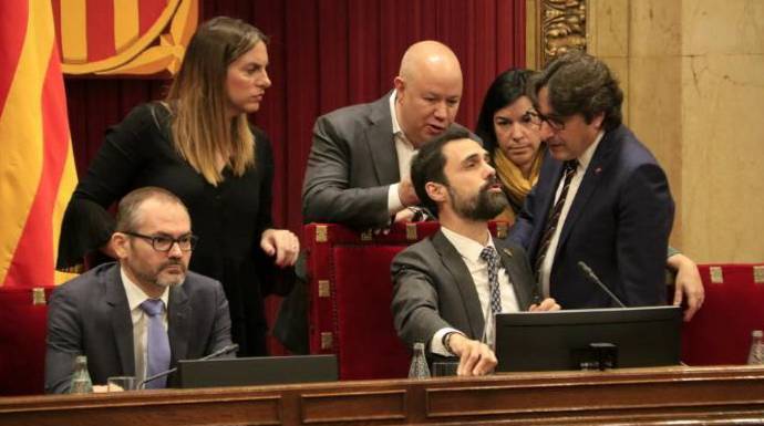 Roger Torrent y los miembros de la Mesa del Parlamento de Cataluña.