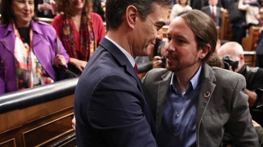 Pedro Sánchez y Pablo Iglesias durante la sesión de investidura