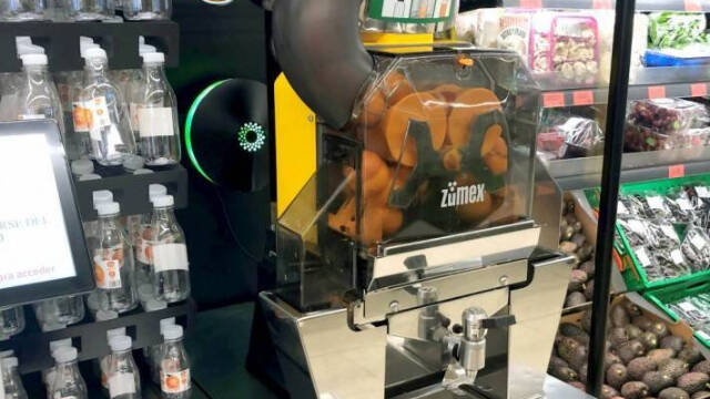 Máquina exprimidora de autoservicio en la sección de Fruta y Verdura de un supermercado Mercadona.