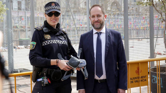 El concejal Aaron Cano con un agente de la policía local en una exhibición con drones.
