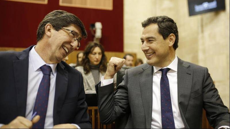 Juanma Moreno conversando con Juan Marín en el parlamento andaluz