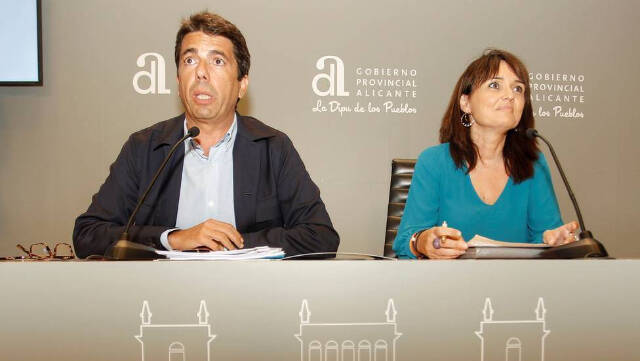 El presidente de la Diputación de Alicante Carlos Mazón y la vicepresidenta de la diputación y concejal en San Joan
