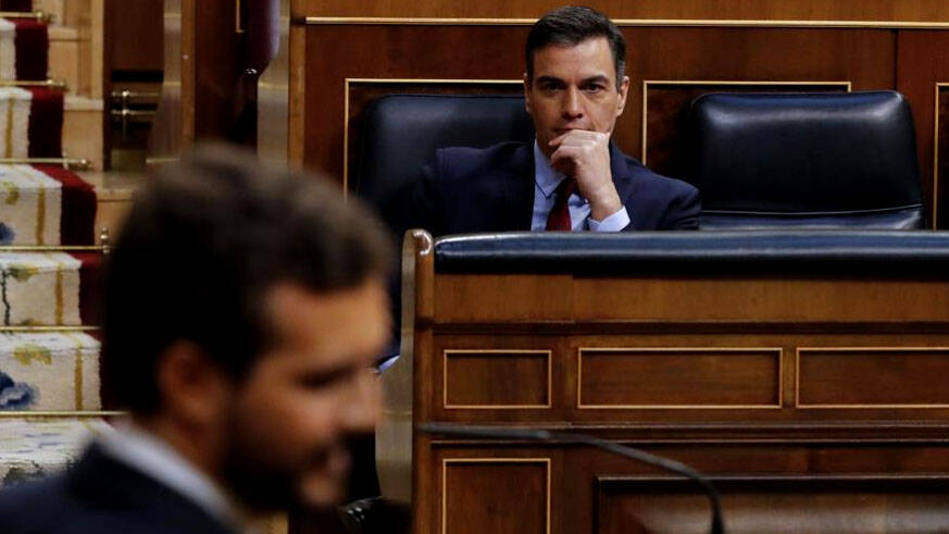 Sánchez y Casado en un debate parlamentario durante el estado de alarma.