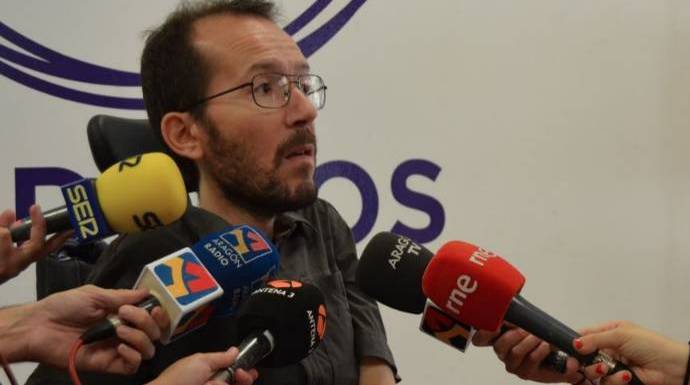 Pablo Echenique, rodeado de micrófonos