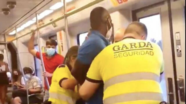 Captura de las imágenes de la detención por agentes de seguridad de Metro Valencia