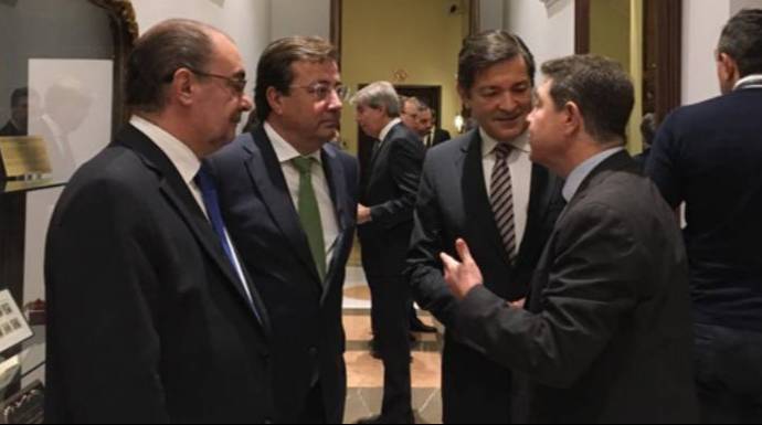 Lambán, Vara y Page, en un corrillo con el expresidente de Asturias, Javier Fernández.