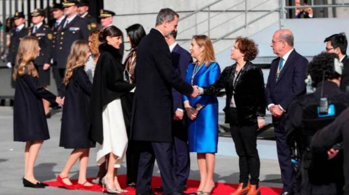 Gloria Elizo (Podemos) saludando al Rey en un acto institucional en el Congreso.