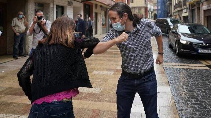 Pablo Iglesias saluda chocando su codo a su candidata en el País Vasco, Miren Gorrotxategui.