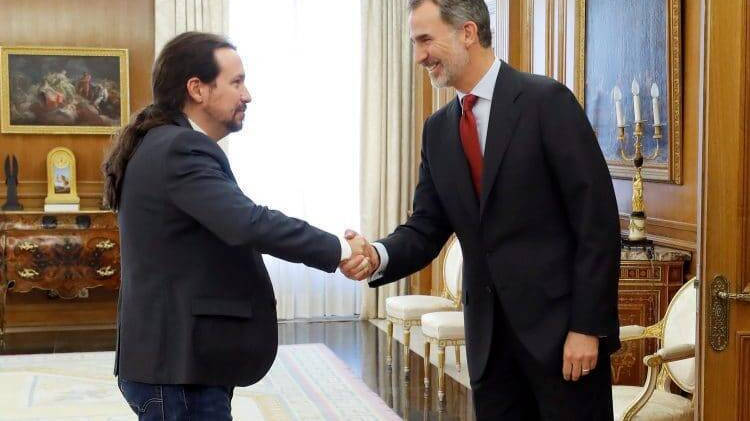 Pablo Iglesias, saludando a Felipe VI en Zarzuela