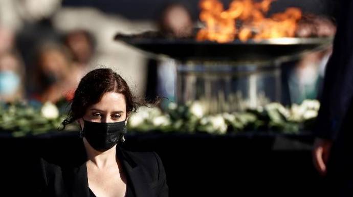 La presidenta madrileña, en el homenaje a las víctimas.
