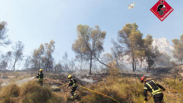 En la extinción participan más de cincuenta bomberos y los dos helicópteros del Consorcio Provincial