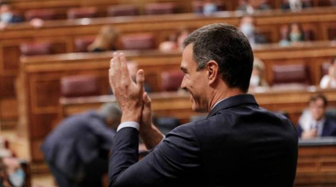 Sánchez, este miércoles devolviendo el aplauso de su bancada en el Congreso.