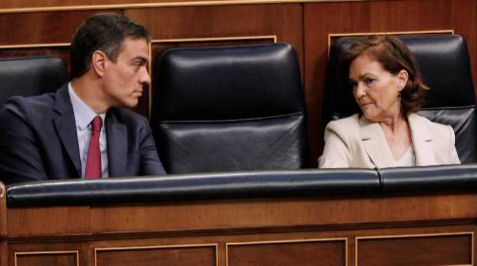 Sánchez y Calvo se miran cariacontecidos, este miércoles en el Congreso.