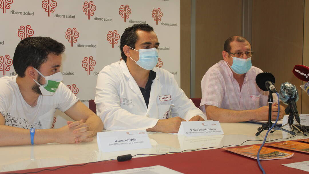 Jaume Cortés, socio de AEBHA, junto a Pedro González, director médico del Hospital del Vinalopó.