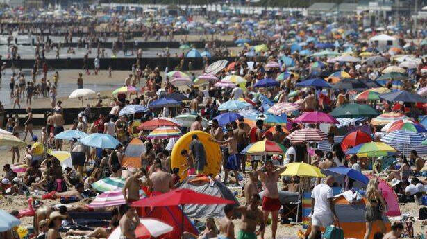 Miles de personas apiñadas en la playa de Bournemouth en Dorset. / Daily Mail