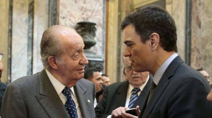 Pedro Sánchez charla con el Rey Juan Carlos en el acto del 40 aniversario de la Constitución.