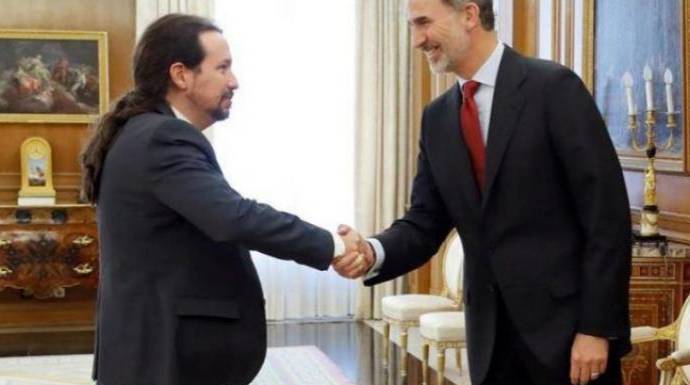 Pablo Iglesias, junto al Rey Felipe VI.