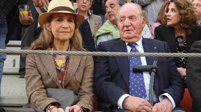 La Infanta Elena y el Emérito, en una corrida de toros.
