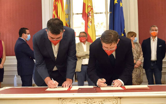 El titular de les Corts, Enric Morera, y el presidente Puig la semana pasada durante la firma del documento de Reconstrucción
