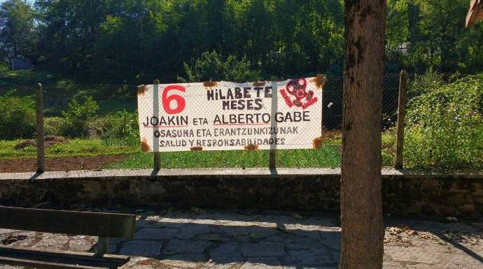 Un cartel denuncia los 6 meses de la desaparición de Joaquín y Alberto en el vertedero de Zaldivar.