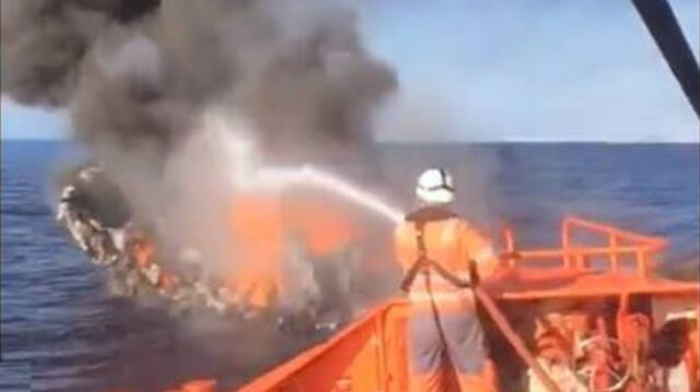 Los efectivos de Salvamento Marítimo han salido del puerto de Alicante para la extinción del incendio en alta mar