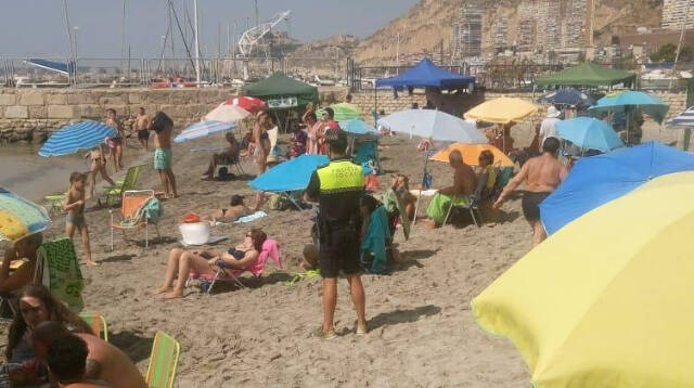 La Policía Local de Alicante controla los aforos y mueve a otras zonas a los últimos bañistas que llegan