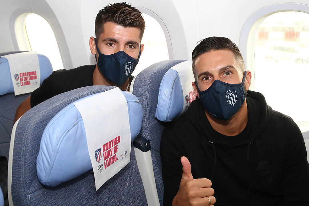 Morata y Koke, en el vuelo hacia Lisboa. 