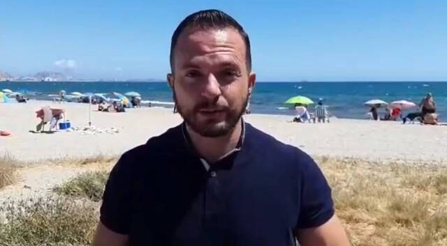 El concejal de Compromís, Rafa Mas, pide que Agua Amarga funcione todo el año como playa para perros en Alicante 