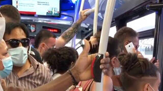 Exceso de aforo y descontrol con las mascarillas en los autobuses de la EMT de Valencia
