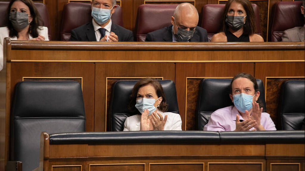 Los vicepresidentes Calvo e Iglesias en la bancada del Gobierno en el Congreso.