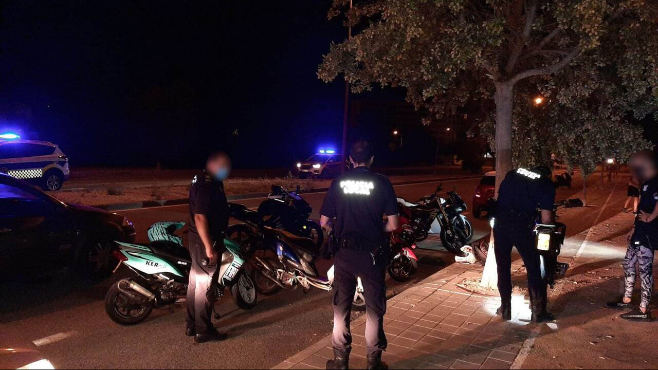 Actuación de los policías ante la carrera de ciclomotores. 