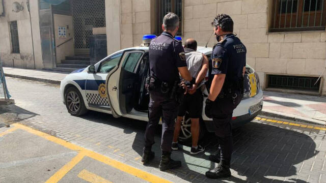 La Policía Local detuvo al agresor en la calle Gravina, donde se produjeron los hechos