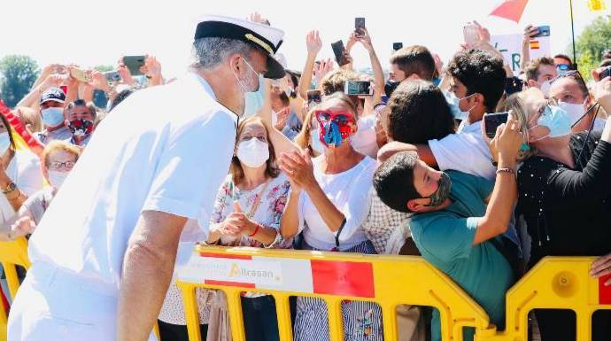 El Rey, este miércoles en Tui, compartiendo foto con los ciudadanos que le han aclamado.